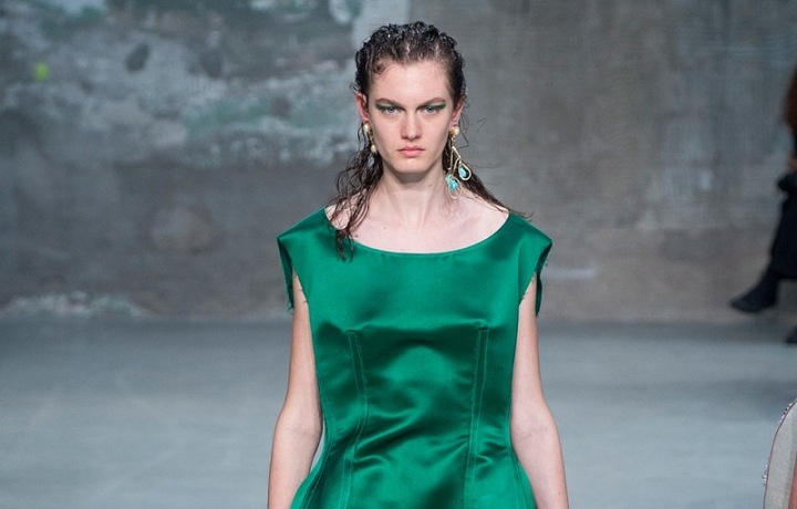 Lesklý materiál a volné střihy