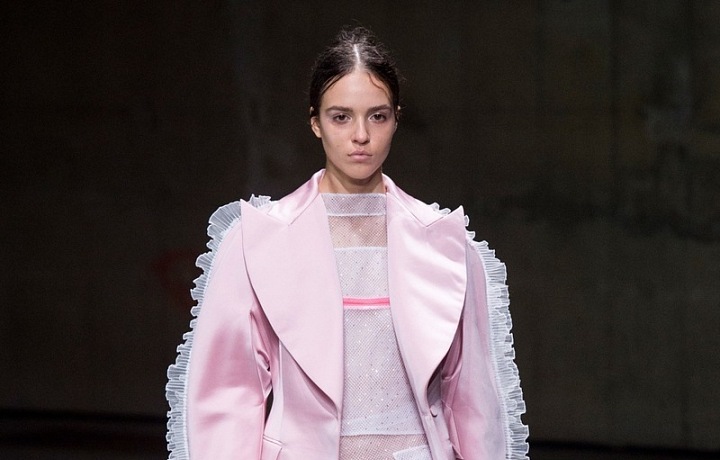 Růžová s volány se zdá až příliš...