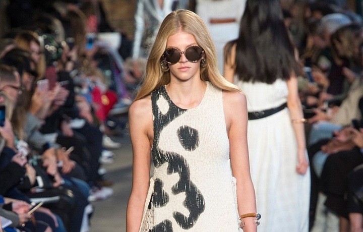 Sukně zdobí vysoké rozparky