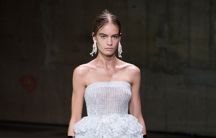 V kolekci se objevuje i čistá bílá 