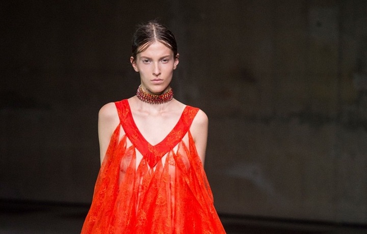 Christopher Kane se barev nebojí