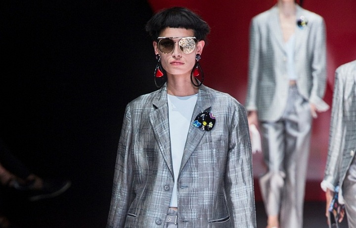 Šedý kostým Giorgio Armani