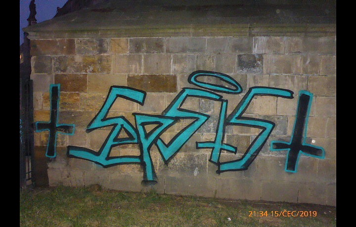 Tuhle zrůdnost nasprejovali dva Němci na Karlův most. 