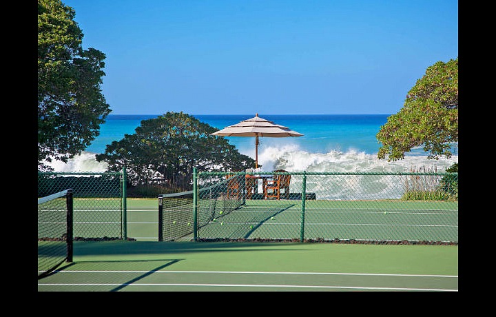 Tenisové kurty přímo u moře