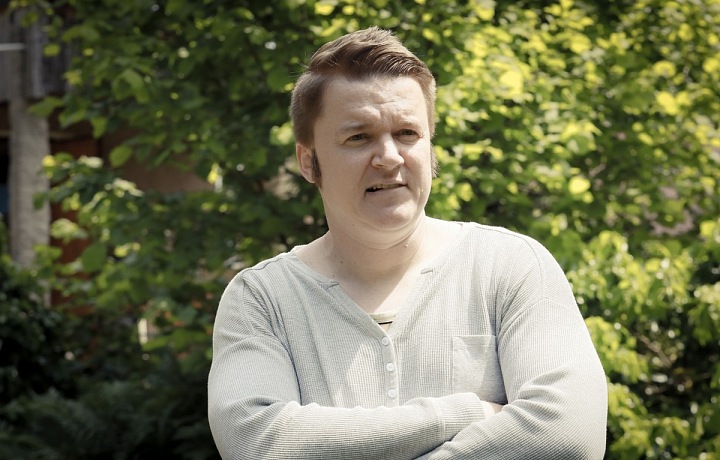 V televizi debutoval v roce 2010 jako spoluscenárista několika epizod divácky úspěšného seriálu Okresní přebor