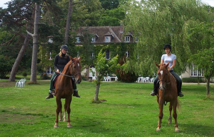 Studenti jazdí na koních