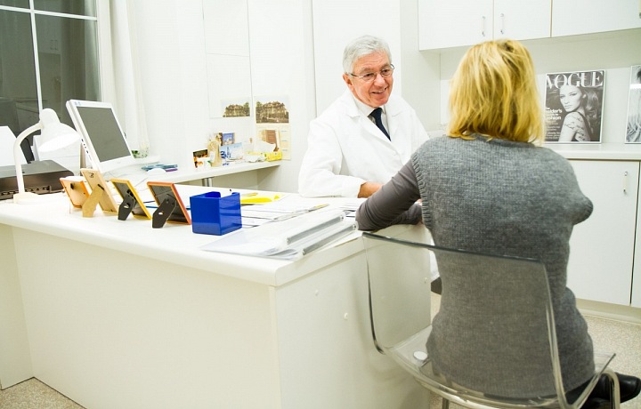 Jako plastický chirurg je nejvyhledávanější v republice. 