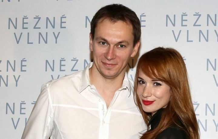 Kolem Vejdělka se motají jenom krásné ženy, o svém soukromí on ale zarytě mlčí. Ani google o něm nic neví.