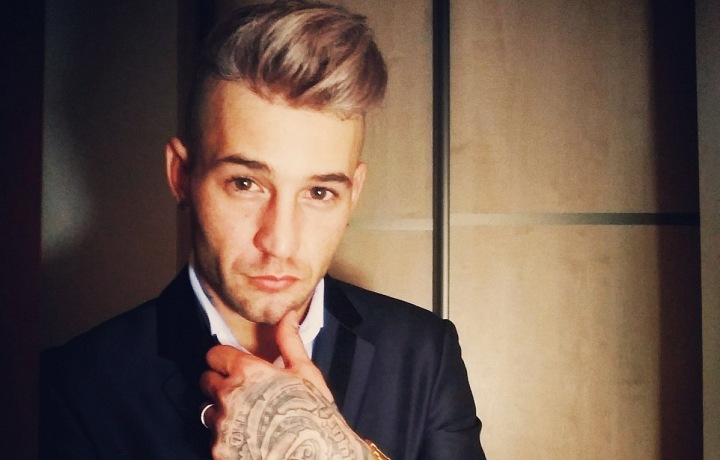 Z kluka ve vytahaných věcech je dospělý elegantní muž. 