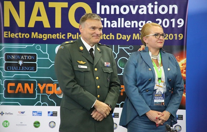 Kristina Soukupová s brigádním generálem Poulem Primdahlim 