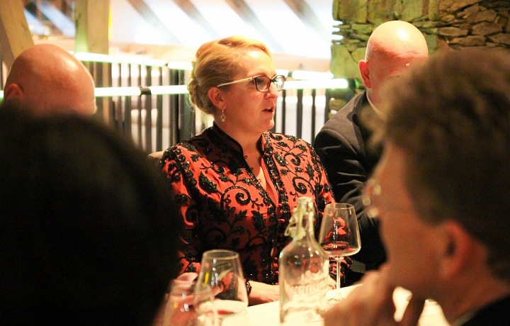 Kristina Soukupová u stolu. 