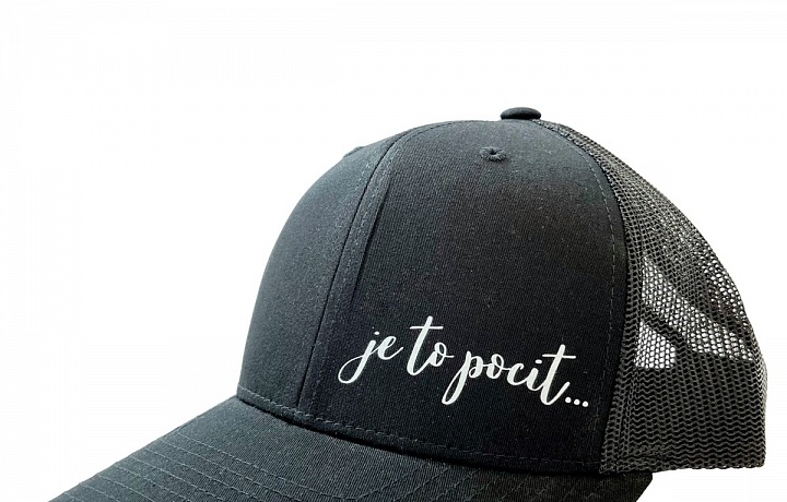 Designová černá kšiltovka.