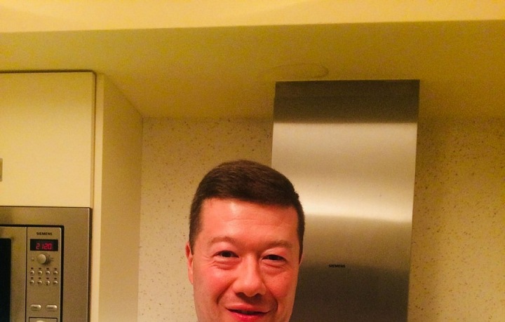 Politik se nebojí ani vařečky. 