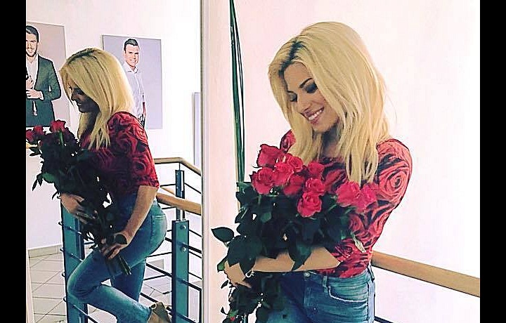 O moderátorku usiluje řada mužů, ona si své soukromí ale střeží. 