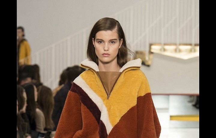 Kolekci vévodí kůže