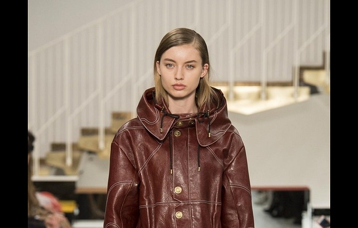 Kolekci vévodí kůže