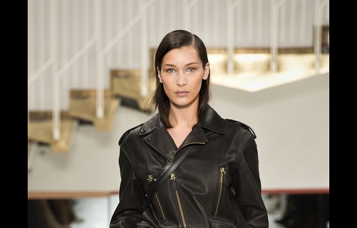 Kolekci vévodí kůže