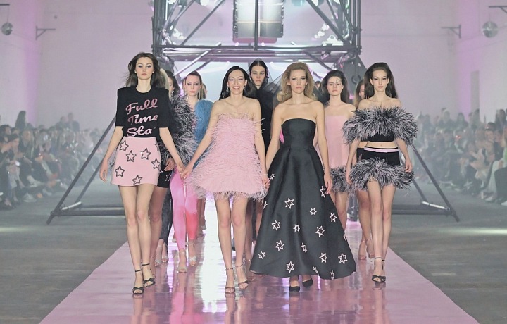 Návrhářka obklopená modelkami