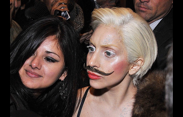 Lady Gaga se knírku nebojí!
