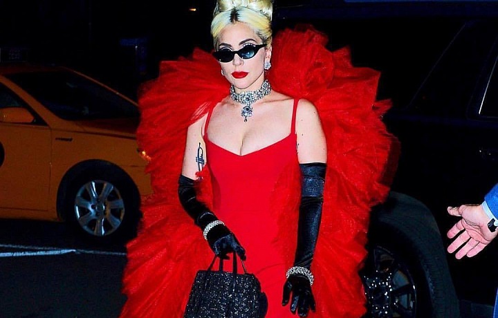 Lady  v šatech návrháře