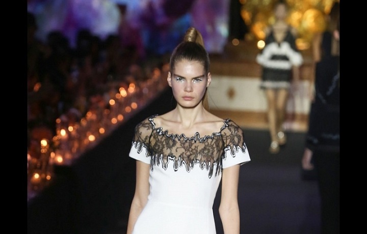 Kombinace bílé s černou je na příští rok velkým trendem.