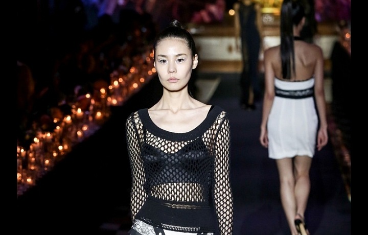 Kombinace bílé s černou je na příští rok velkým trendem.