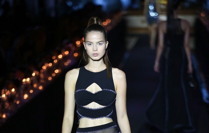 Elegantní a odvážné šaty.