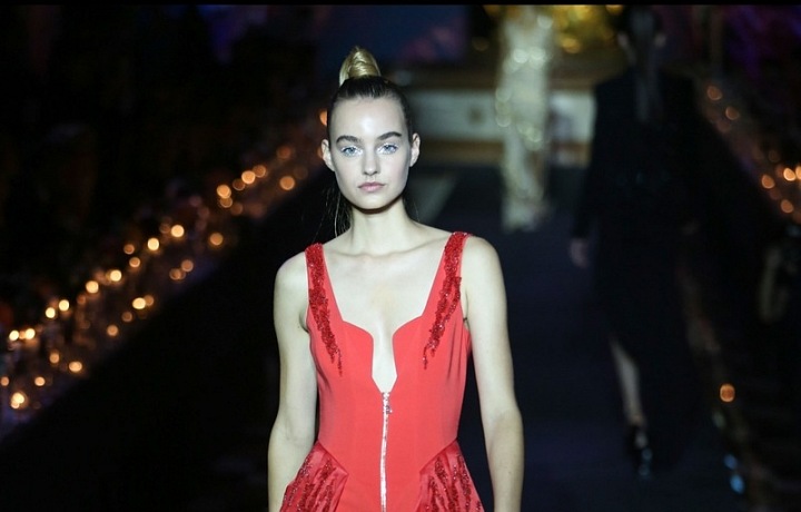 Elegantní a odvážný overal.