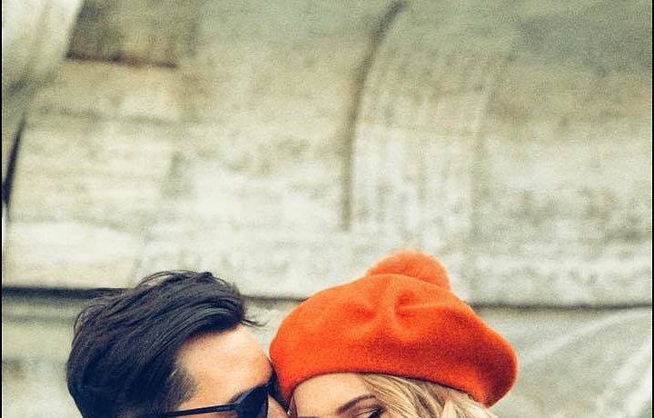 Její přítel, kterého našla díky Tinderu, ji požádal o ruku. 