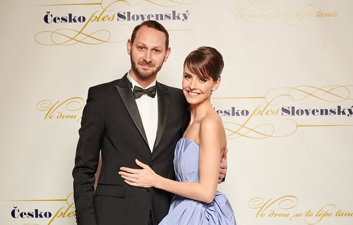 Gabriela s manželem na plese. 