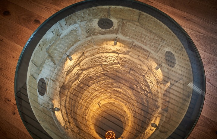 Během rekonstrukce objevili stavitelé starou studnu. 