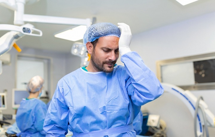  Lékař po těžké operaci