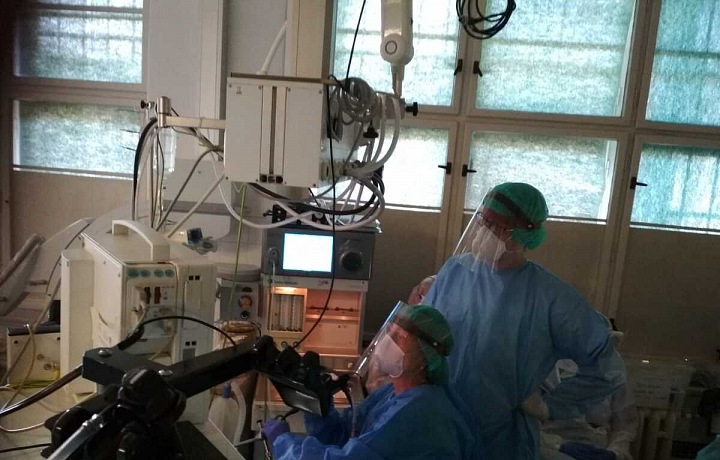 Lékařka při intervenčním bronchoskopickém zákroku. 