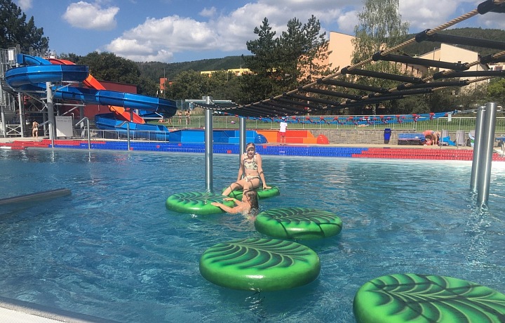 Děti se vyblbnou na leknínech. 