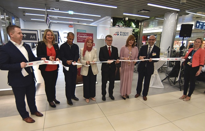 Air Arabia na pražském letišti, přestřižení pásky