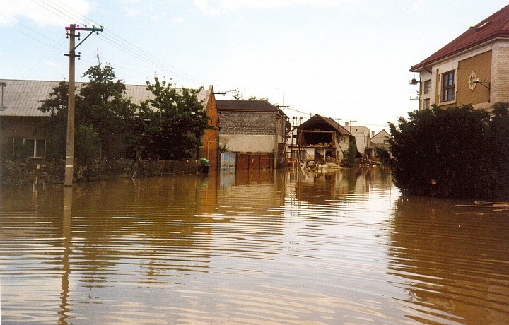 Ulice K záložně u pošty v Troubkách na Přerovsku při povodni v roce 1997
