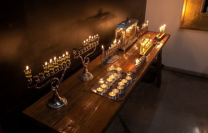 K obřadům patří svíčky.