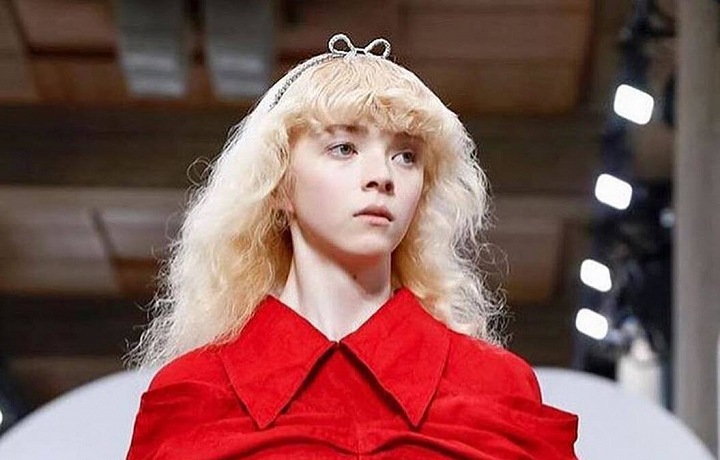 Kolekce je plná výrazných doplňků