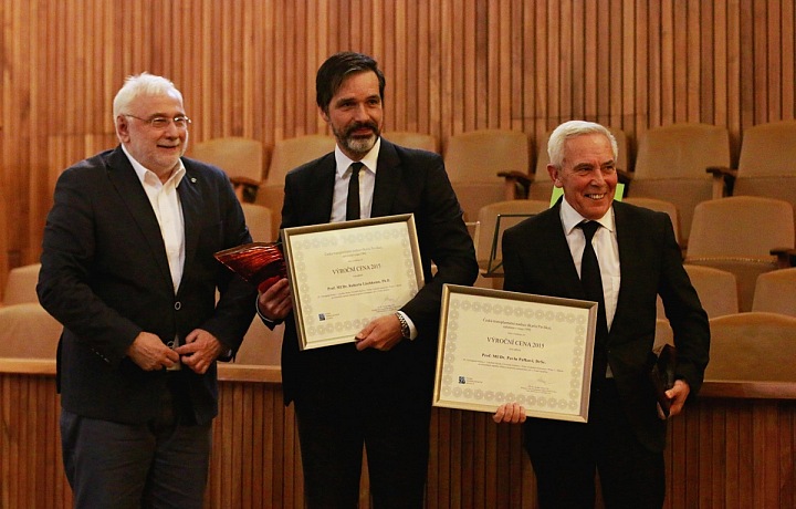 Profesor Lischke a Pafko s cenou České transplantační nadace za rozvoj transplantační medicíny za rok 2015 