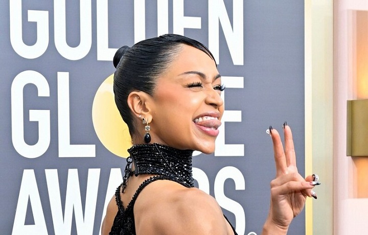 Lize Koshy vykukovali z vrchu šatů černá krajková tanga