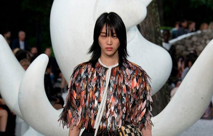 Peří je trendem Louis Vuitton