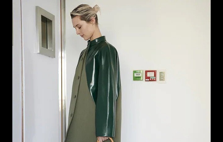 Žena v khaki trenčkotu Louis Vuitton