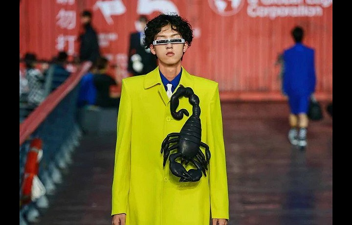 Muž ve žlutém obleku Louis Vuitton SS 2021