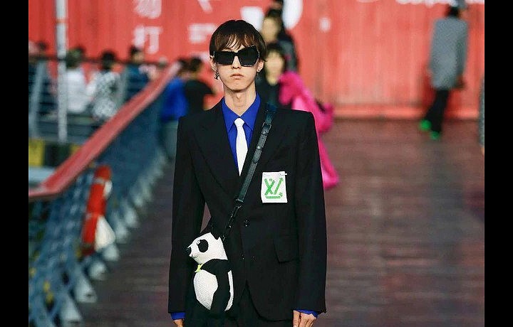 Muž v černém obleku Louis Vuitton SS 2021