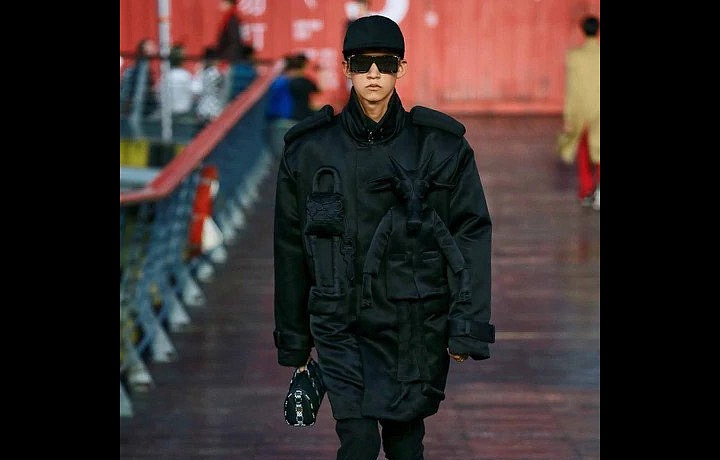 Muž v černé bundě Louis Vuitton SS 2021