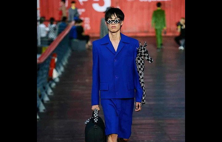 Muž v modrém obleku Louis Vuitton SS 2021
