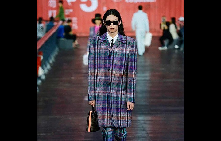 Muž v kostkovaném kabátě Louis Vuitton SS 2021