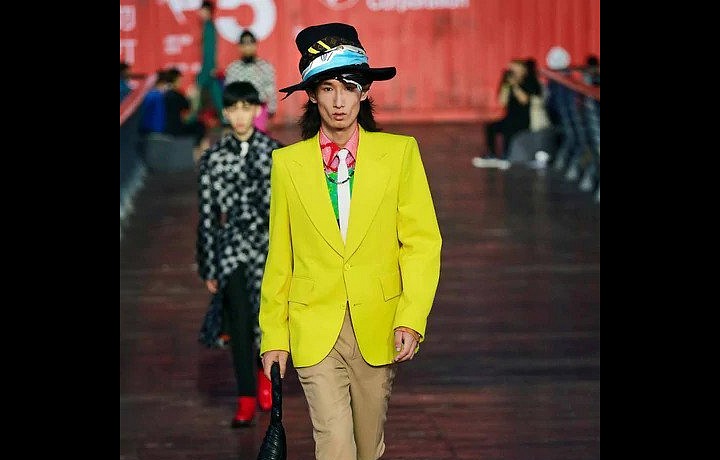 Muž ve žlutém saku a béžových kalhotách Louis Vuitton SS 2021