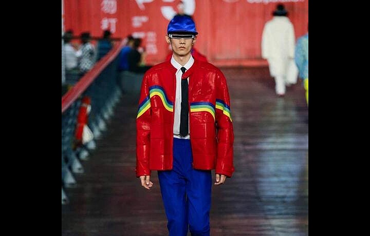 Muž v červené bundě a modrých kalhotách Louis Vuitton SS 2021