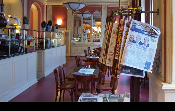 Denní tisk v Café Louvre